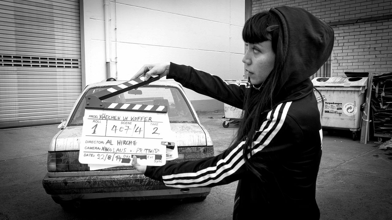 Mädchen im Koffer : Bild