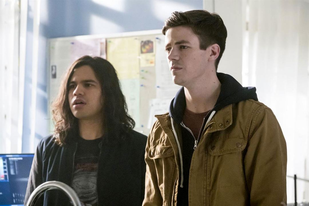 Bild Grant Gustin, Carlos Valdes