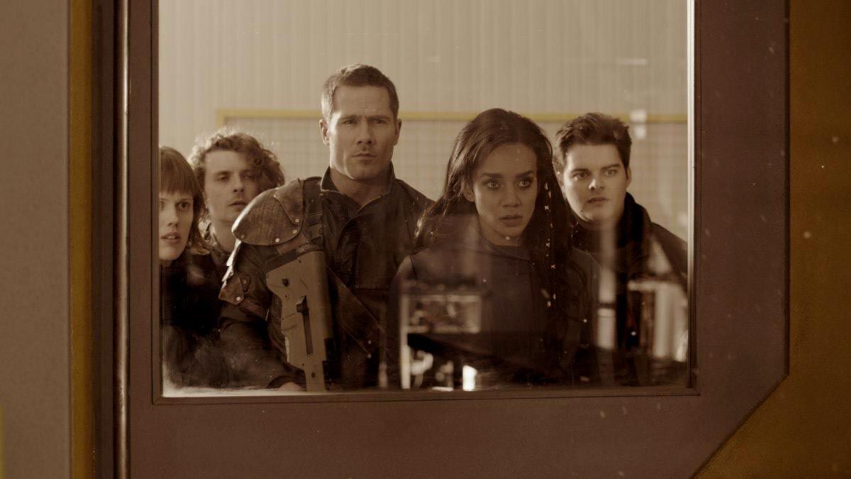 Bild Hannah John-Kamen, Luke MacFarlane