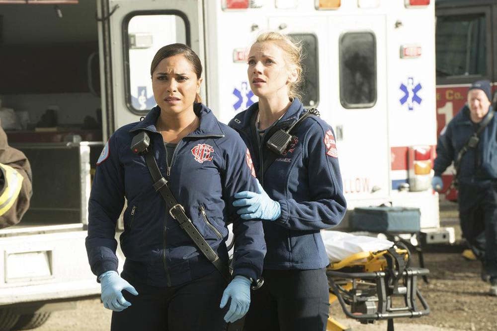 Chicago Fire : Bild Monica Raymund, Kara Killmer