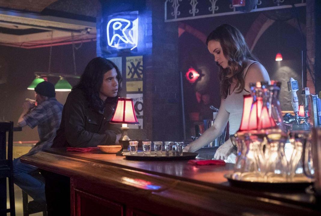 The Flash : Bild Danielle Panabaker, Carlos Valdes