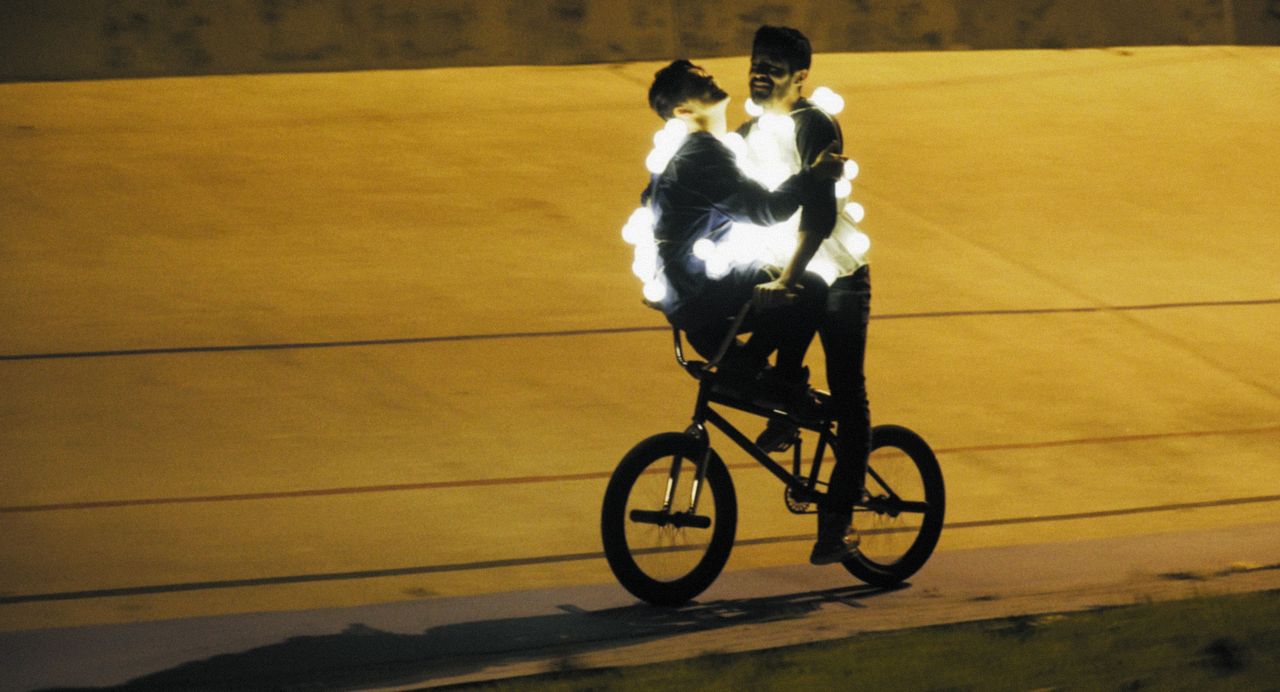 Lightning Falls Behind : Bild