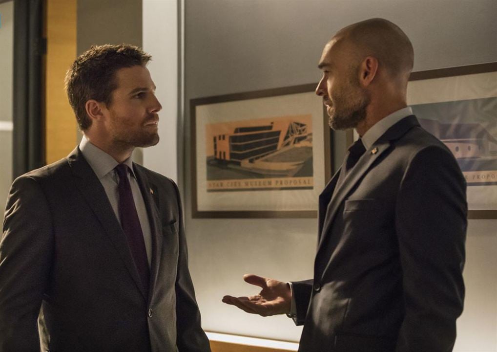 Arrow : Bild Stephen Amell, Paul Blackthorne