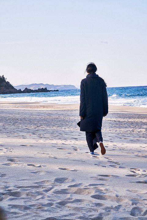 On The Beach At Night Alone : Bild