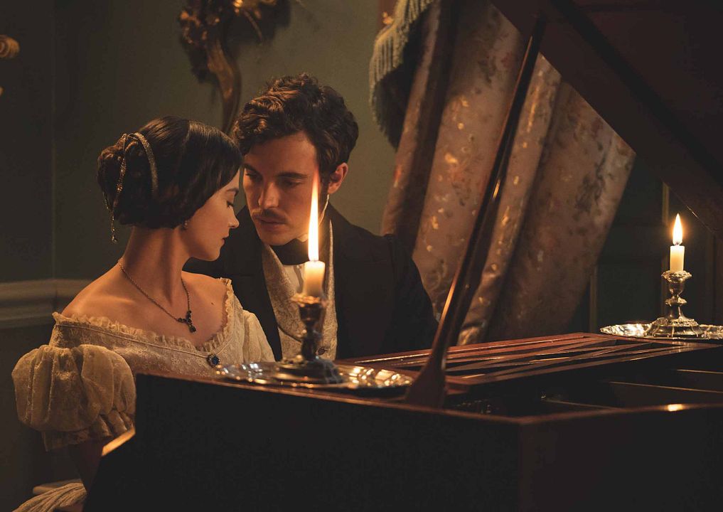 Victoria (2016) : Bild Tom Hughes, Jenna Coleman