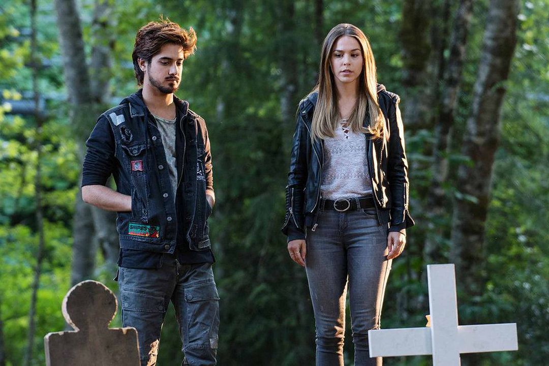Ghost Wars : Bild Elise Gatien, Avan Jogia