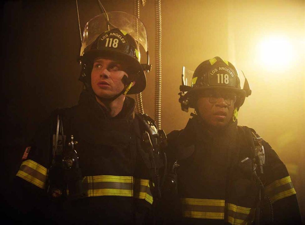 9-1-1 - Notruf L.A. : Bild Aisha Hinds, Oliver Stark