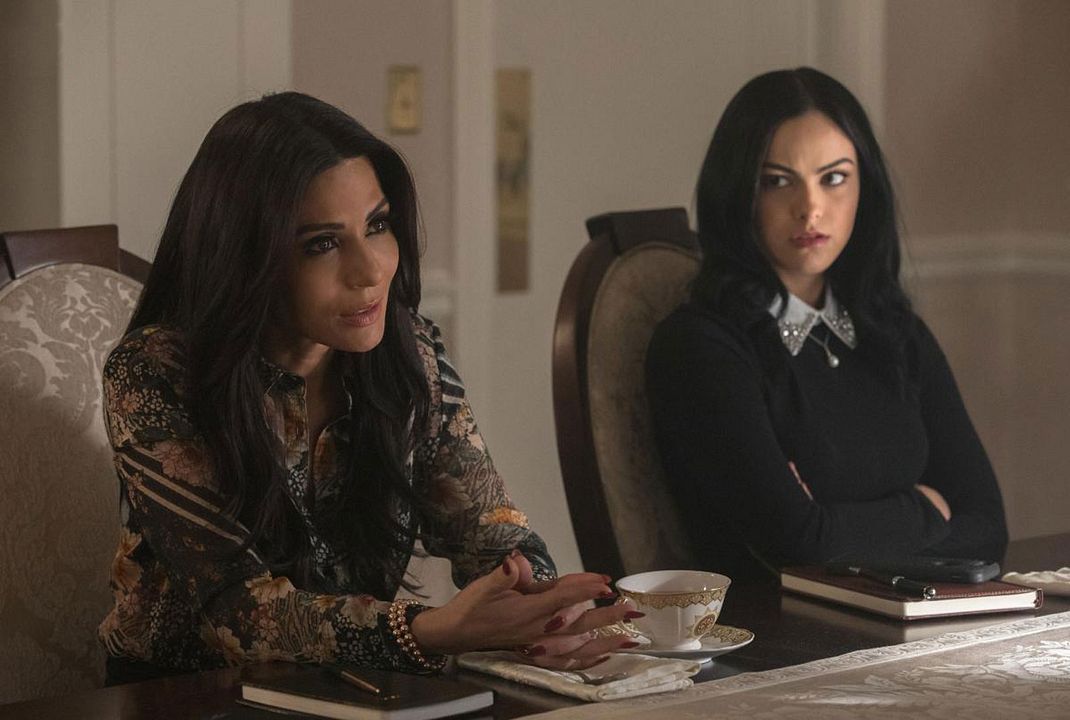 Riverdale : Bild Marisol Nichols, Camila Mendes