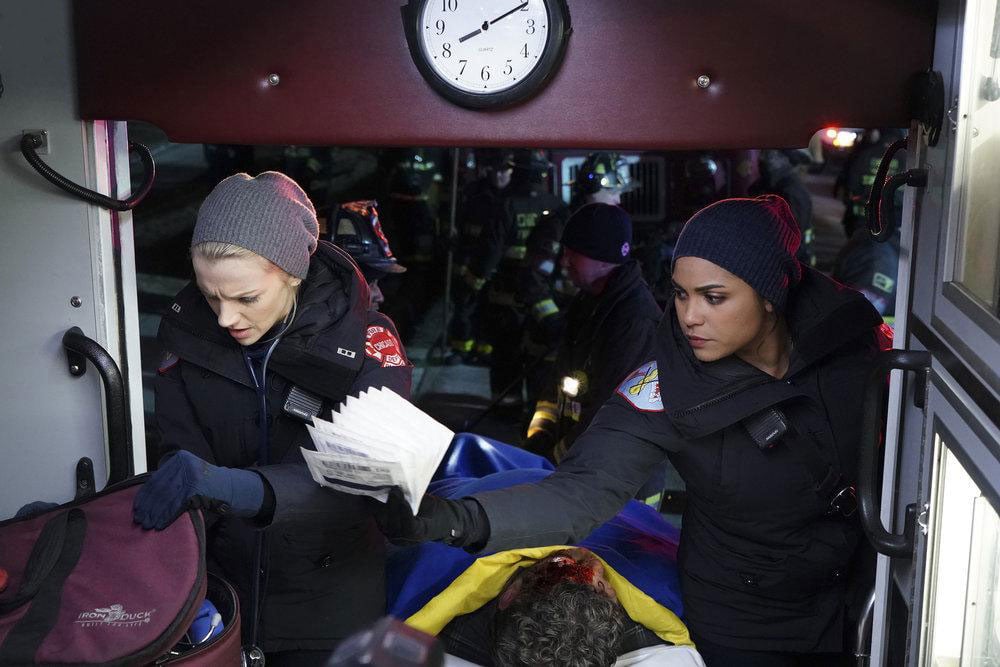 Chicago Fire : Bild Monica Raymund, Kara Killmer