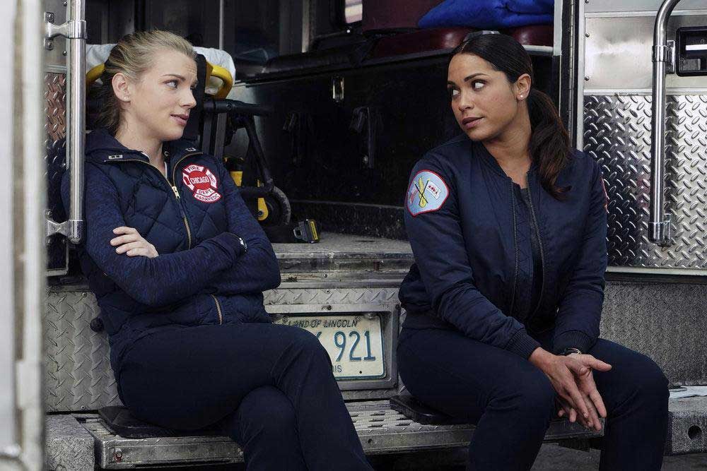 Chicago Fire : Bild Monica Raymund, Kara Killmer