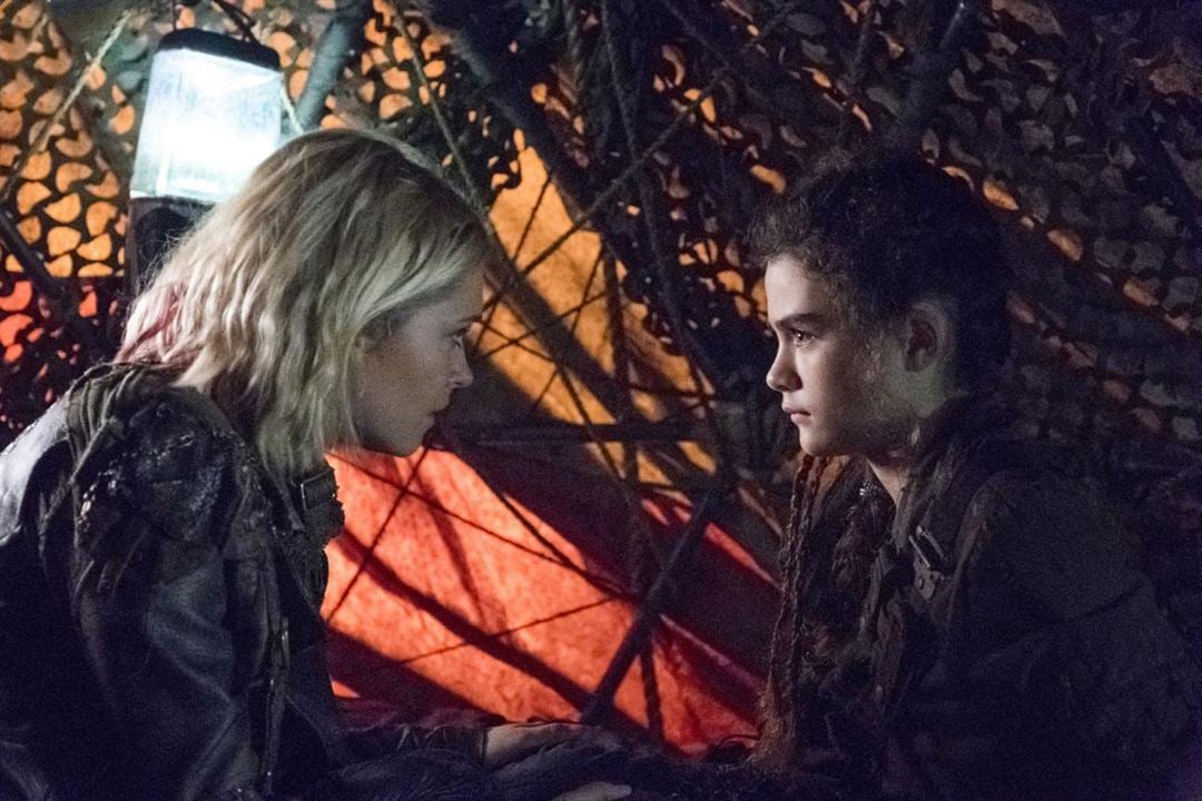 The 100 : Bild Lola Flanery, Eliza Taylor