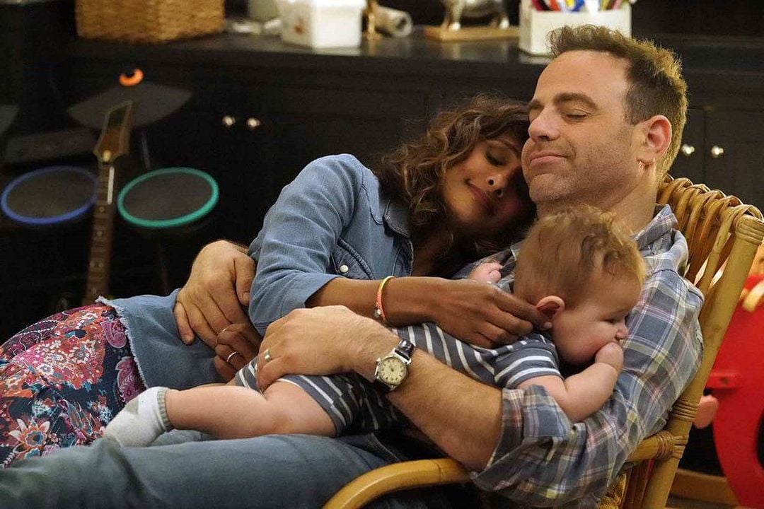 I Feel Bad : Bild Paul Adelstein, Sarayu Blue