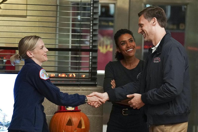 Chicago Fire : Bild Teddy Sears, Kara Killmer, Annie Ilonzeh