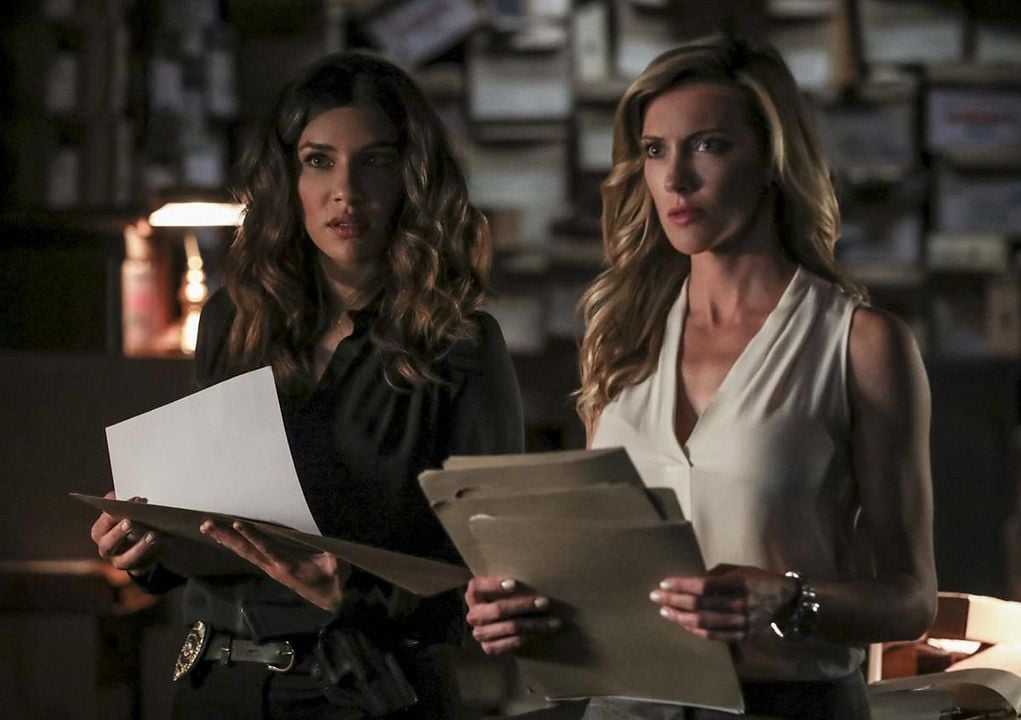 Arrow : Bild Katie Cassidy, Juliana Harkavy