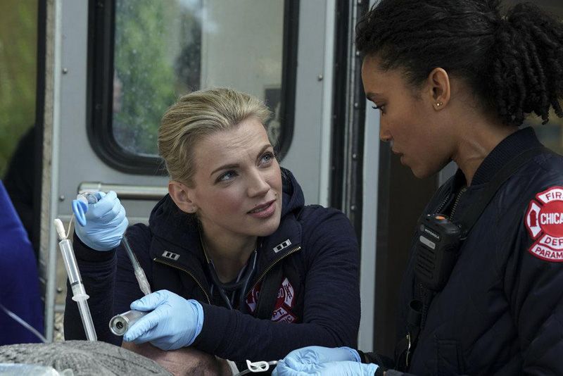 Chicago Fire : Bild Annie Ilonzeh, Kara Killmer