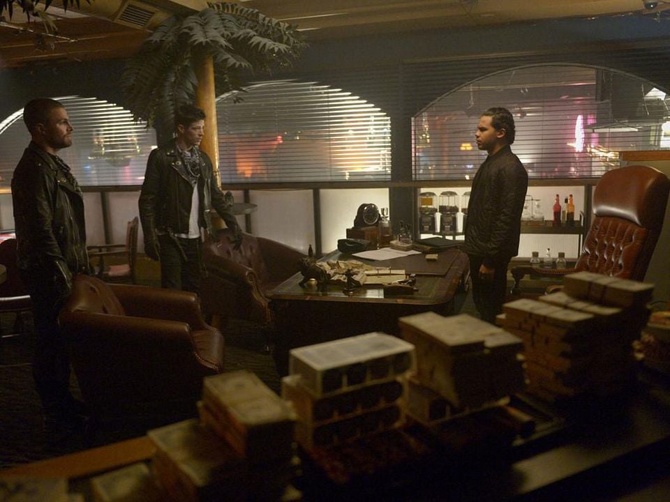 Supergirl : Bild Stephen Amell, Grant Gustin, Carlos Valdes