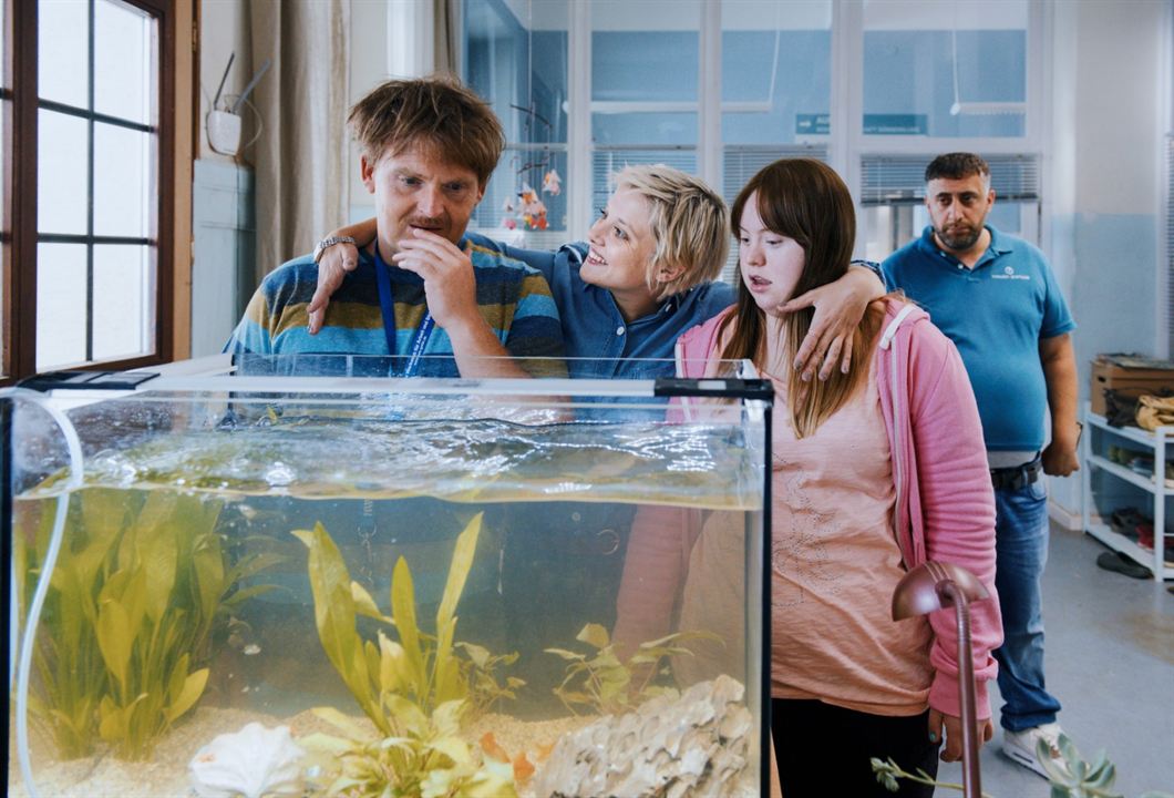 Die Goldfische : Bild Luisa Wöllisch, Axel Stein, Kida Khodr Ramadan, Jella Haase