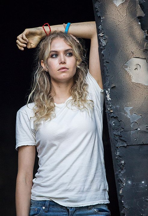 Between Worlds : Bild Penelope Mitchell