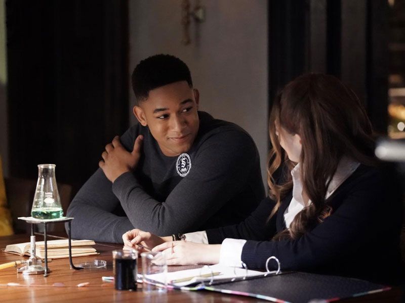 Legacies : Bild Peyton Alex Smith