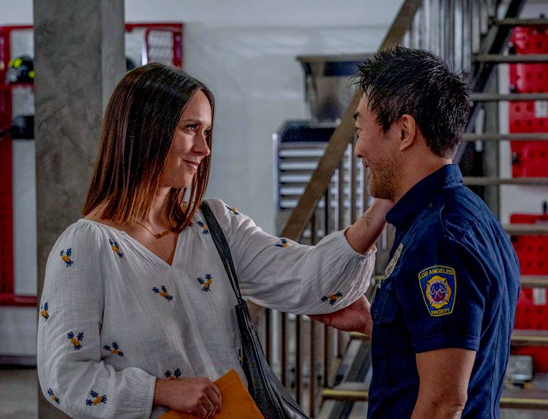 9-1-1 - Notruf L.A. : Bild Kenneth Choi, Jennifer Love Hewitt