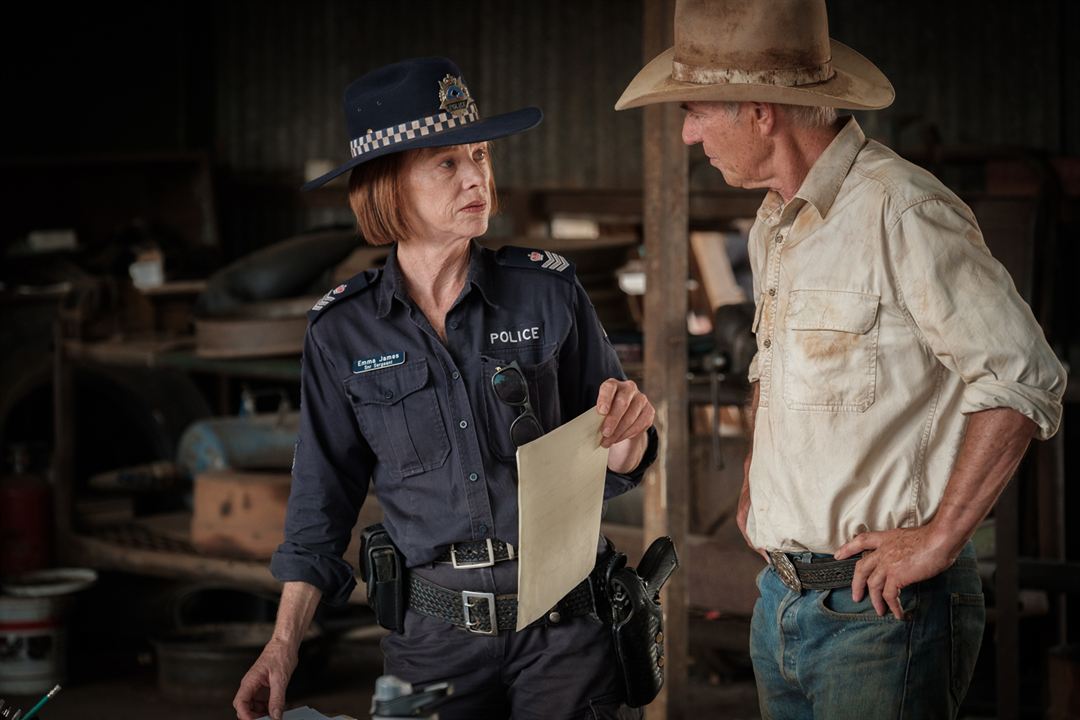 Mystery Road - Verschwunden im Outback : Bild Julie Davis, Judy Davis, John Waters (II)