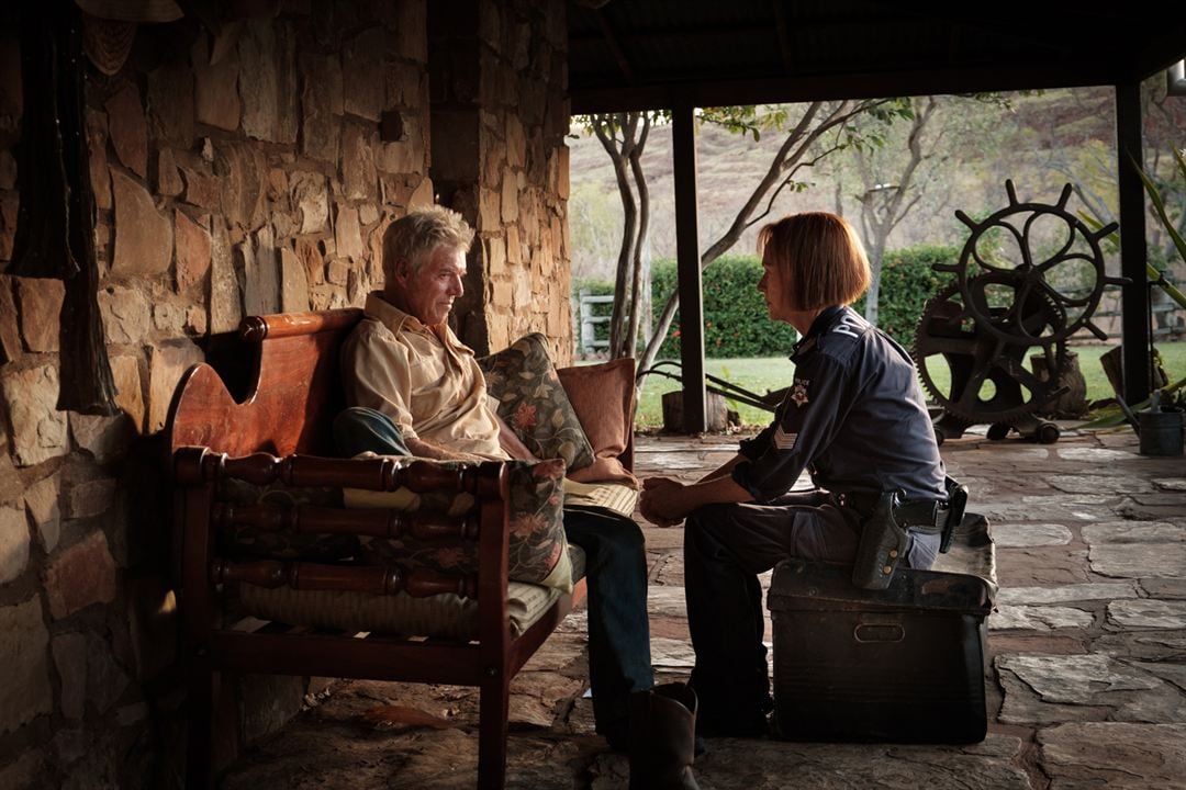 Mystery Road - Verschwunden im Outback : Bild Judy Davis, John Waters (II)