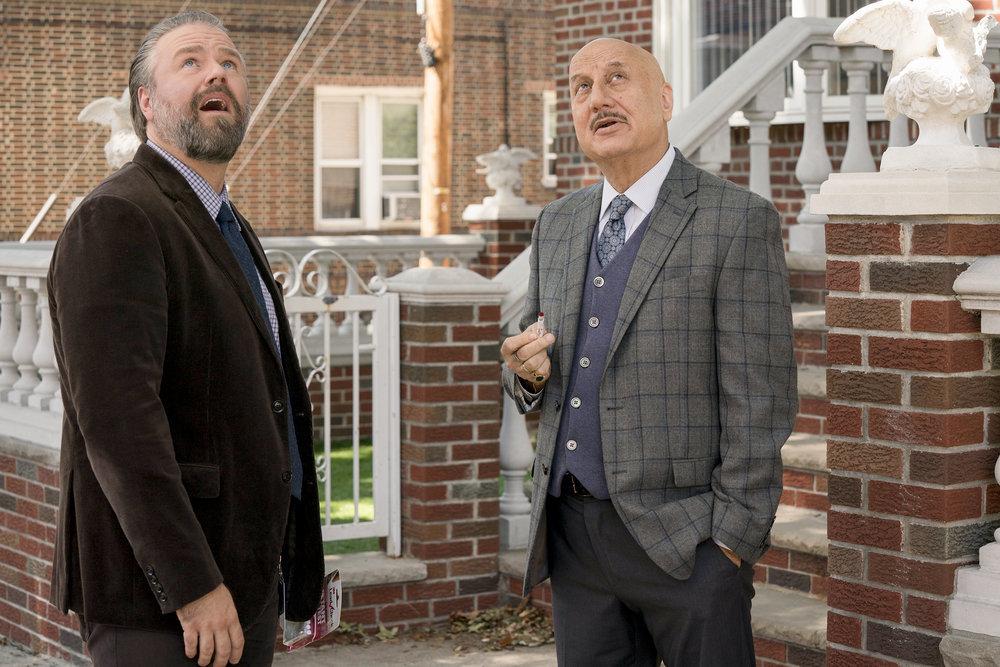 New Amsterdam : Bild Tyler Labine, Anupam Kher