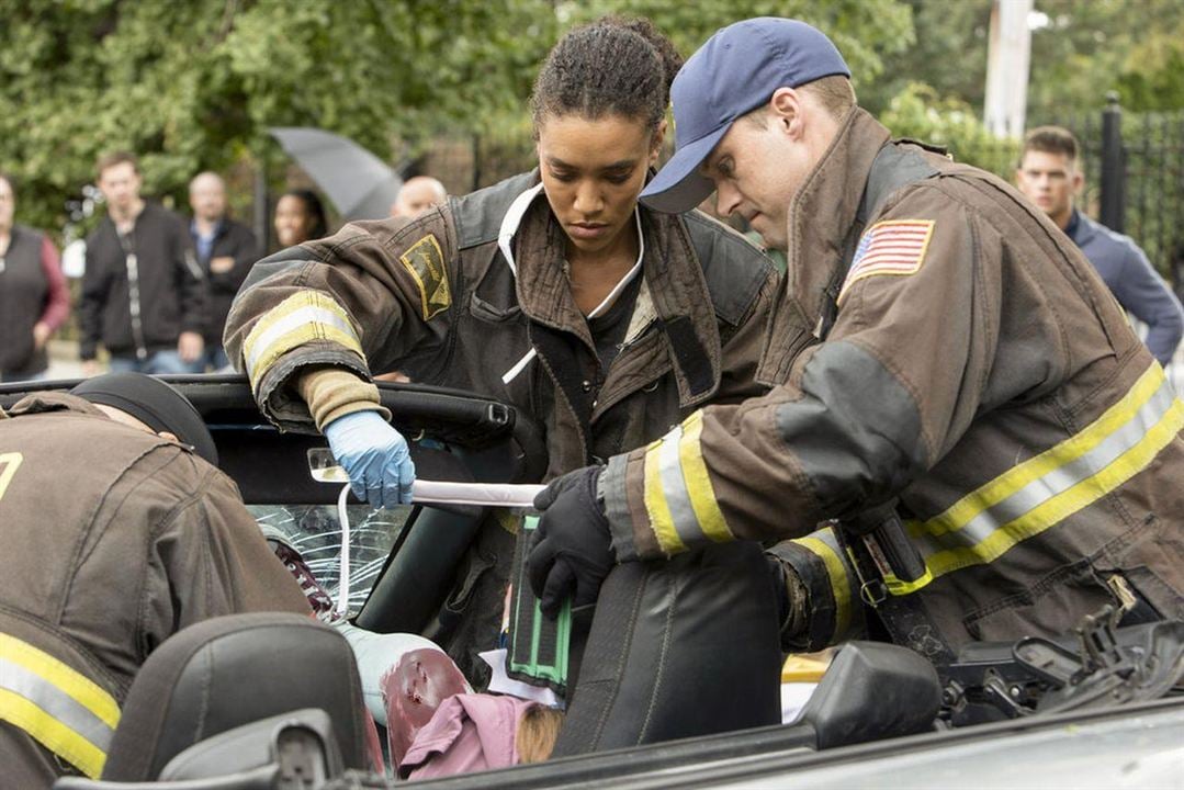 Chicago Fire : Bild Annie Ilonzeh, Jesse Spencer