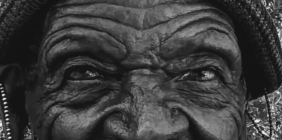 Der weiße Massai Krieger : Bild