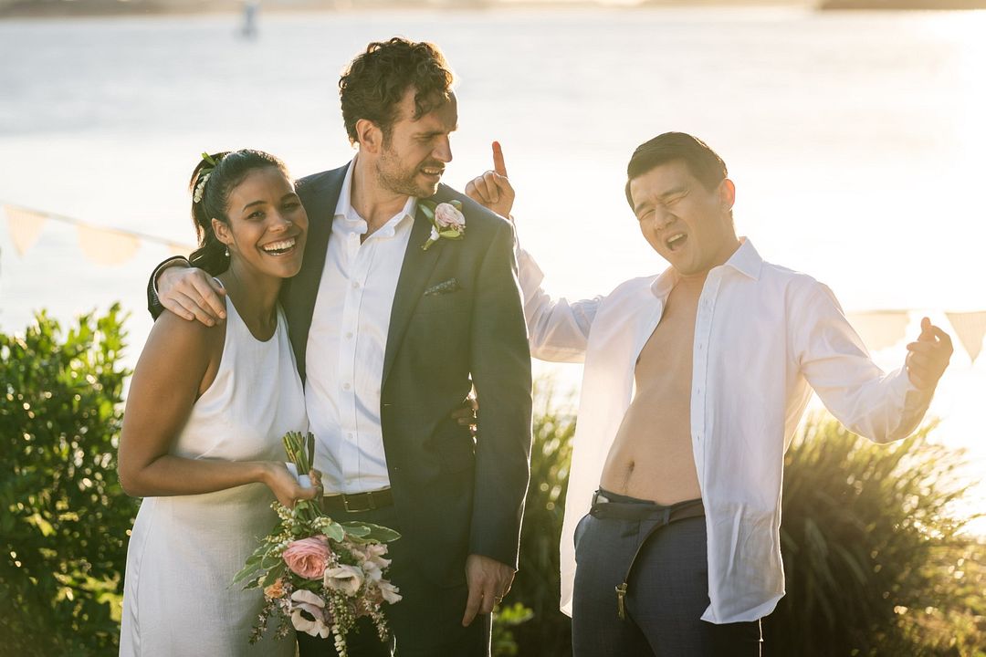 Und täglich grüßt die Liebe : Bild Zahra Newman, Rafe Spall, Ronny Chieng