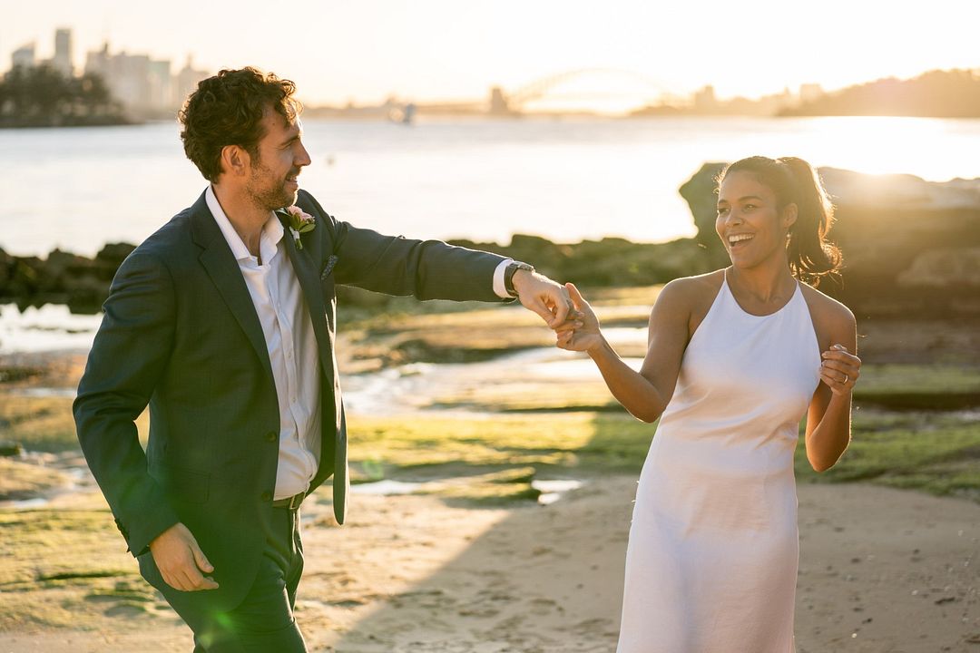 Und täglich grüßt die Liebe : Bild Rafe Spall, Zahra Newman