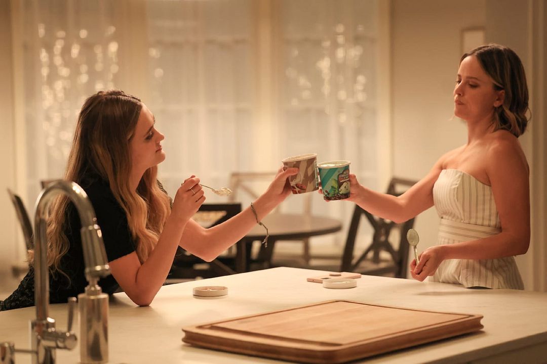 A Million Little Things : Bild Allison Miller, Lizzy Greene