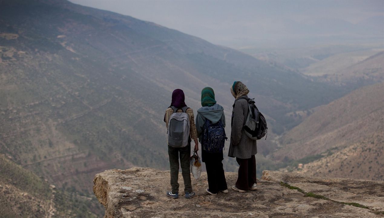 Auf dem Weg zur Schule : Bild Zineb Elkabli, Zahira Badi, Noura Azaggagh