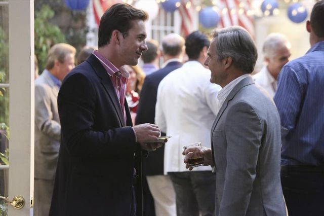 Revenge : Bild Henry Czerny, Barry Sloane