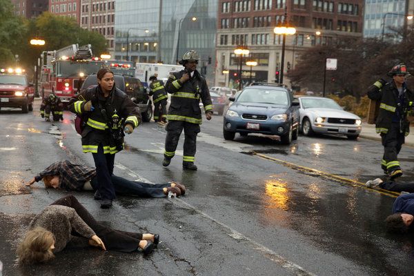 Chicago Fire : Bild Monica Raymund, Eamonn Walker