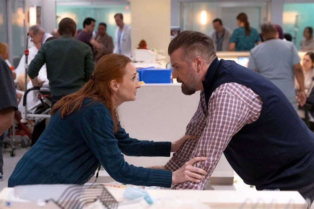 New Amsterdam : Bild Megan Byrne, Tyler Labine