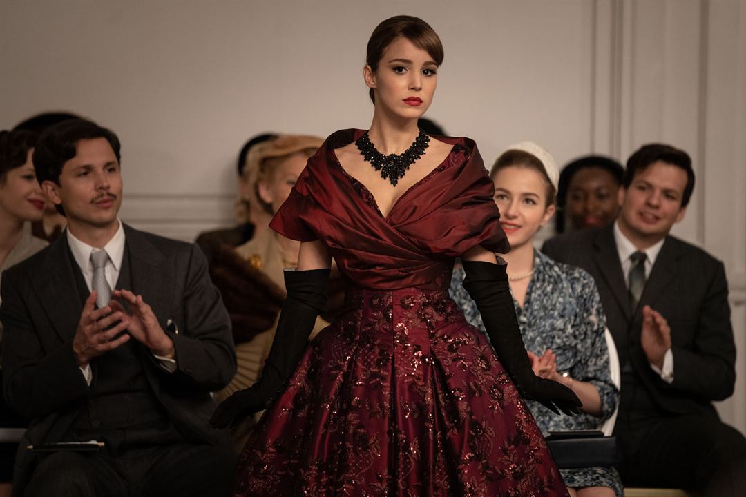 Mrs. Harris und ein Kleid von Dior : Bild Alba Baptista