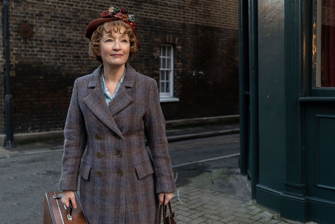 Mrs. Harris und ein Kleid von Dior : Bild Lesley Manville