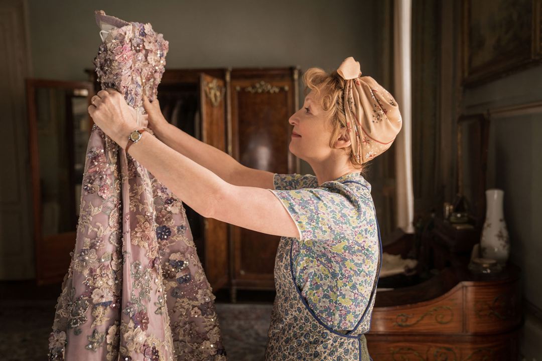 Mrs. Harris und ein Kleid von Dior : Bild Lesley Manville
