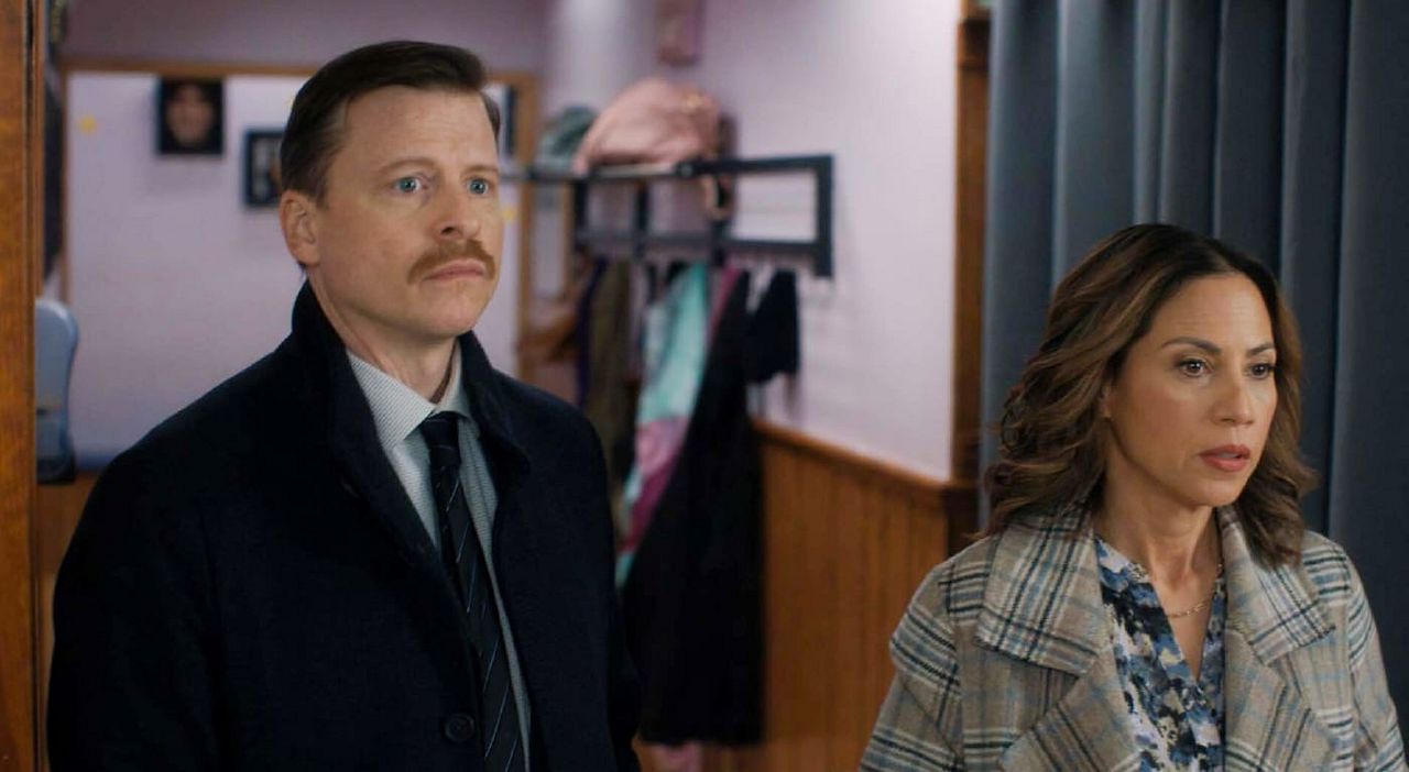 East New York : Bild Kevin Rankin, Elizabeth Rodriguez