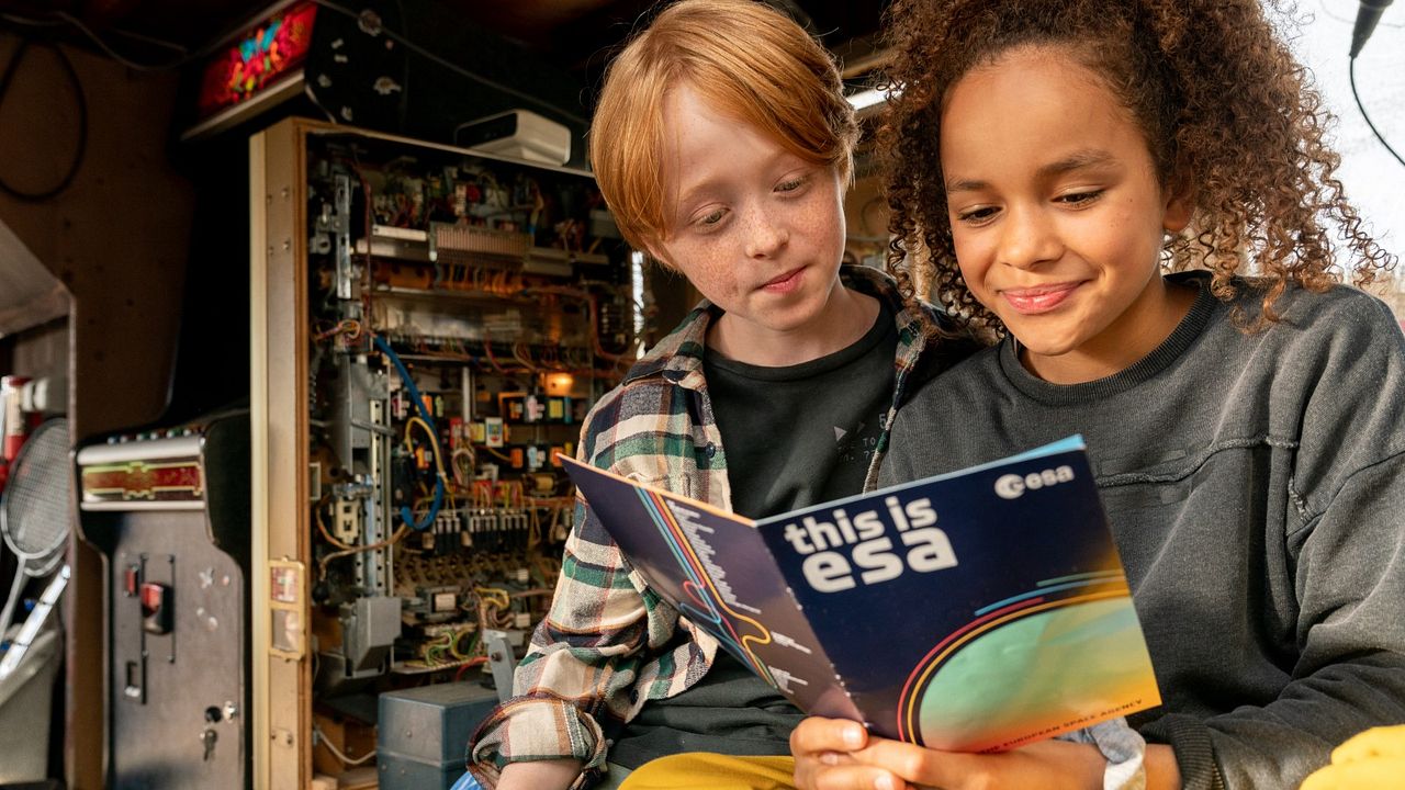 Wow! Nachricht aus dem All : Bild Ava-Elizabeth Awe, Felix Nölle