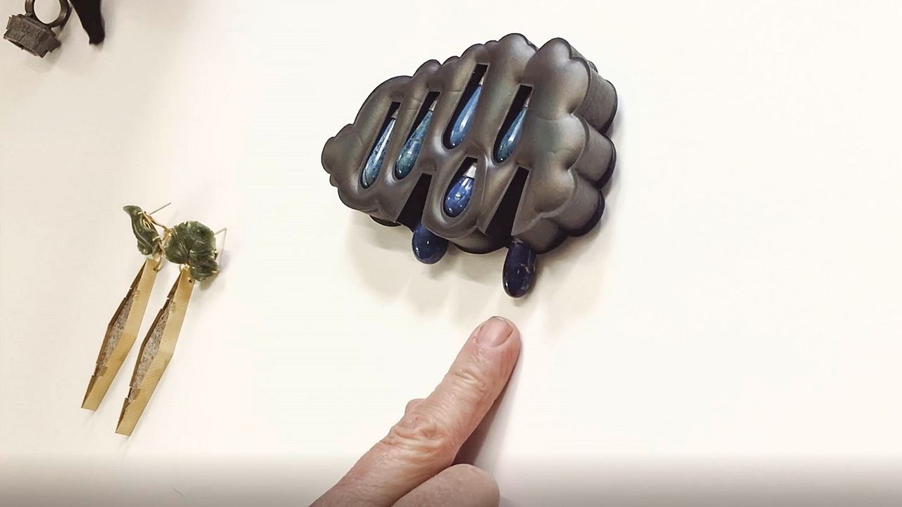 Hunter from Elswhere – Eine Reise mit Helen Britton : Bild