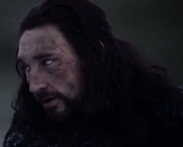 Vorschau zur 2. Episode der 1. Staffel: Bran (Isaac Hempstead-Wright) überlebt den Sturz aus großer Höhe wie durch ein Wunder. Doch Jamie Lannister (Nikolaj Coster-Waldau) und seine Schwester Königin Cersei (Lena Headey) schmieden bereits einen neuen Plan, ihn mundtot zu machen. Nachdem er sich bereits erklärt hat, die rechte Hand des Königs zu werden, verlässt Ned (Sean Bean) mit seinen Töchtern Sansa (Sophie Turner) und Arya (Maisie Williams) Westeros während seine Frau (Michelle Fairley) zurückbleibt. Jon Snow (Kit Harington) reist nach Norden, um sich der Bruderschaft anzuschließen. Tyrion (Peter Dinklage) entscheidet sich, ihn zu begleiten. Während Visery (Harry Lloyd) hofft, dass bald seine Zeit gekommen ist, den Thron zu besteigen, muss seine Schwester Daenery (Emilia Clarke) Wege finden ihren neuen Ehemann Drogo (Jason Momoa)  zu erfreuen.