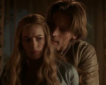 Vorschau zur 3. Episode der 1. Staffel: Nach langer und beschwerlicher Reise erreicht Ned (Sean Bean) endlich den Sitz des Königs. Dort muss er erst einmal schockiert erfahren, dass der Thron hoch verschuldet ist. Jon Snow (Kit Harington) und Tyrion (Peter Dinklage) haben unterdessen den nördlichen Wall entdeckt, wo der junge „Bastard“ mit seinen Kampffähigkeiten beeindruckt. Catelyn (Michelle Fairley) heftet sich heimlich an die Fersen ihres Ehemanns und erreicht „King's Landing“. Dort hilft ihr der undurchsichtige Bordellbesitzer Petyr Baelish (Aidan Gillen), ihrem Mann die Nachricht zu überbringen, dass die Lannisters für den Sturz des mittlerweile aus dem Koma erwachten Bran (Isaac Hempstead-Wright) verantwortlich sind. Daenery (Emilia Clarke) freundet sich immer mehr mit ihrer neuen Rolle an und entwickelt neues Selbstbewusstsein.