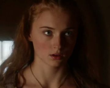 Vorschau zur 8. Episode der 1. Staffel: Nachdem Ned (Sean Bean) gefangen genommen wurde, stehen die junge Arya (Maisie Williams) und ihr Schwertkampftrainer Syrio (Miltos Yerolemou) den Schergen der Lannisters alleine gegenüber. Cersei (Lena Headey) versucht derweil Sansa (Sophie Turner) zu manipulieren und so auf ihre Seite zu ziehen. Robb (Richard Madden) versammelt derweil die nördlichen Verbündeten seines Vaters um in den Krieg gegen Tywin Lannister (Charles Dance) zu ziehen. Auch Tyrion (Peter Dinklage) findet überraschende neue Verbündete und trifft seinen Vater wieder. Daenerys (Emilia Clarke) bekommt Zweifel an ihrem Wunsch, dass ihr Mann Khal Drogo (Jason Momoa) Westeros erobert, als sie sieht, was die Dothraki bei der Plünderung eines friedliches Dorfes anrichten.