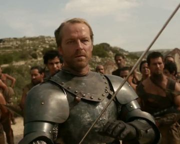 Vorschau zur 9. Episode der 1. Staffel: Weil Sansas (Sophie Turner) Leben in Gefahr ist, trifft Ned (Sean Bean) eine schicksalhafte Entscheidung. Catelyn (Michelle Fairley) schließt ein zwielichtiges Geschäft mit dem verschlagenen Walder Frey (David Bradley). Tyrion (Peter Dinklage) muss an der vordersten Front kämpfen. Robb (Richard Madden) erringt einen Sieg. Jon (Kit Harington) wird für seine Tapferkeit ausgezeichnet und entdeckt ein dunkles Geheimnis über Maester Aemon (Peter Vaughan).