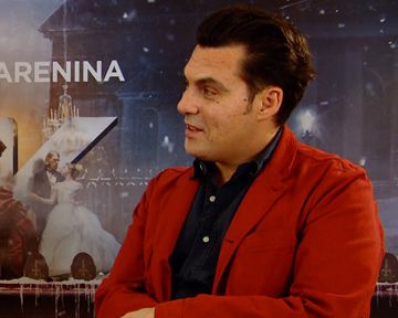 Wir wollen von "Anna Karenina"-Regisseur Joe Wright wissen, wie er die Produzenten davon überzeugt hat, ihn große Teile des Films auf einer Theaterbühne spielen zu lassen, und ob er bei den Dreharbeiten einen Beschützerinstinkt für seine sich ins Unglück stürtzende Titelfigut entwickelt hat.