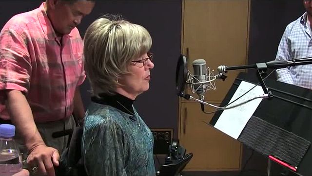 Der Oscar-nominierte Song "Alone Yet Not Alone", performt von Joni Eareckson Tada.