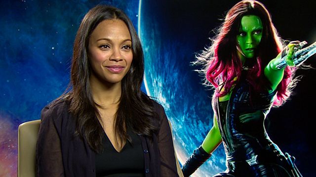 Karen Gillan verrät uns, wie schnell sie sich dazu entschied, für "Guardians of the Galaxy" ihre Haare abzuschneiden. Und Zoe Saldana klärt auf, ob sie nun wirklich Chris Pratt eine Rippe gebrochen hat.
