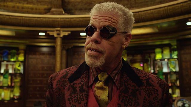 Virales Video zu "Pacific Rim", in dem Ron Perlman ins einer Rolle als Hannibal Chau die Innereien der außerirdischen Kaiju als Heilmittel anpreist.